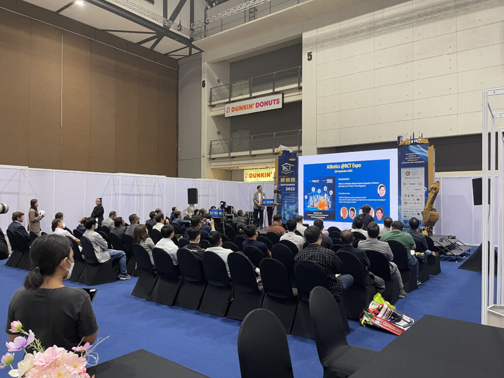 The main presentation space is located at the back of the venue. There were two exhibition spaces at the venue, and the main presentation space was almost full every time, and the audience listened attentively to the lectures. Although it is a small exhibition, it seems to be a success.