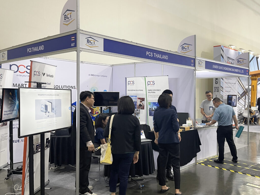It is a company that exhibits using the basic booth design prepared by the secretariat. The exhibition fee includes equipment such as company name plates, display stands, and business negotiation seats, and exhibitors bring posters and freestanding panels to promote their services.